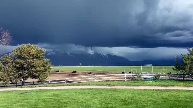 Il filme une tornade incroyable au sommet d'une montagne