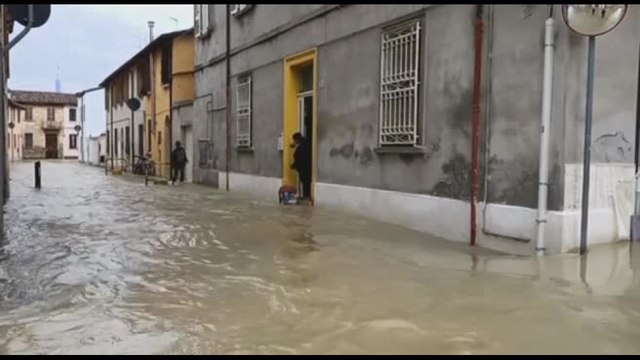 Maltempo Emilia Romagna, resta l'allerta rossa, oltre 10mila sfollati