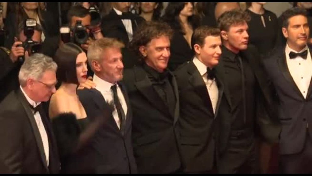 Cannes, Sean Penn sfila sul red carpet di "Black Flies"