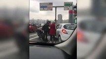 Kadın şoför ile motosiklet sürücüsü tekme tokat birbirine girdi