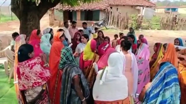 जिपं अध्यक्ष पहुंचीं वनांचल, पेड़ के नीचे चौपाल लगाकर सुनी ग्रामीणों की समस्याएं