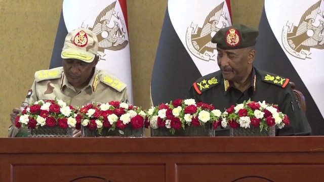 #البرهان يصدر مرسوما بإعفاء #حميدتي من منصب نائب رئيس مجلس السيادة #السودان #العربية