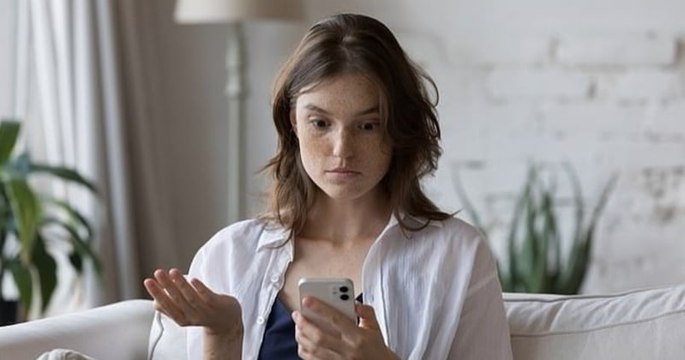 Elle invite ses amis à dîner et leur demande de payer le repas après la soirée