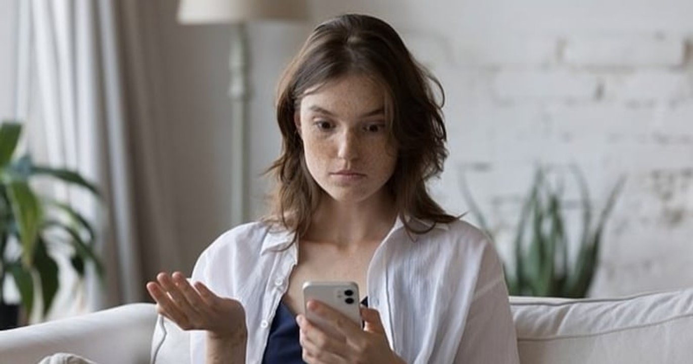 Elle invite ses amis à dîner et leur demande de payer le repas après la soirée