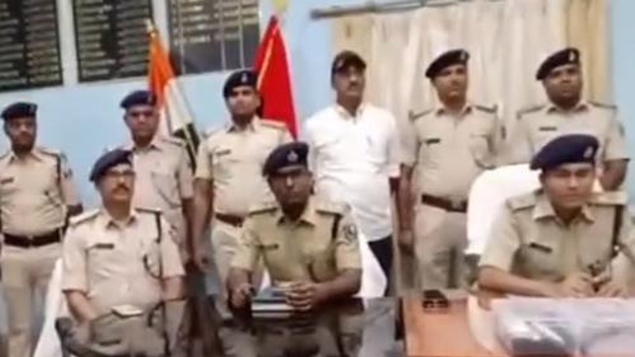 पश्चिमी चंपारण: बेतिया पुलिस ने हथियार के जखीरा के साथ पांच अपराधियों को किया गिरफ्तार