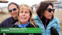 Maltempo, gli operatori balneari di Rimini ripuliscono le spiagge a tempo record