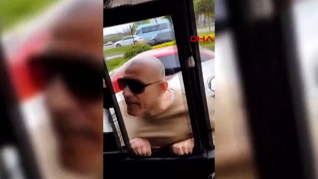 “Babamı duraktan almadın” deyip otobüsün yolunu kesti: Sana etek giydireceğim