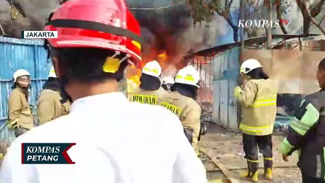 Kebakaran Gudang Plastik di Jakarta Barat, 15 Unit Mobil Damkar Dikerahkan