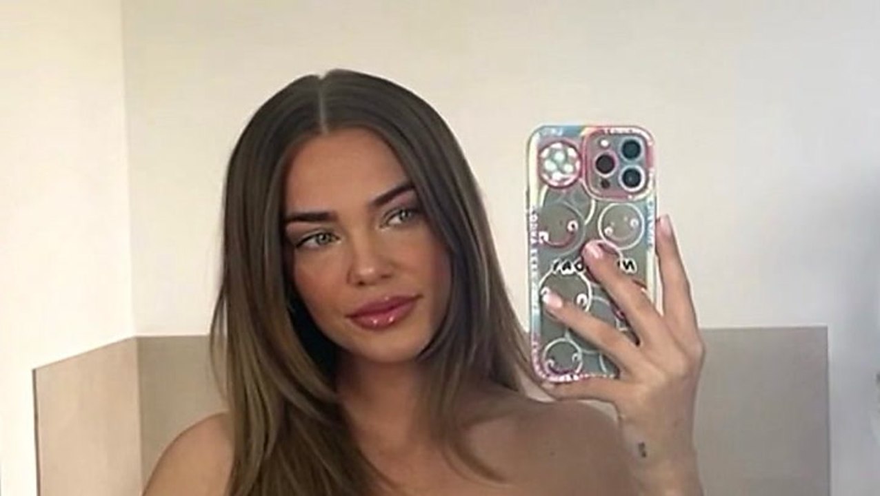 Laura Maria im XXS-Rock und Stiefeln - hier sieht man fast alles