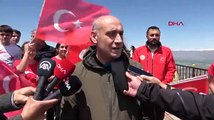 Palandöken'in zirvesine tırmanıp, dev Türk bayrağı açtılar