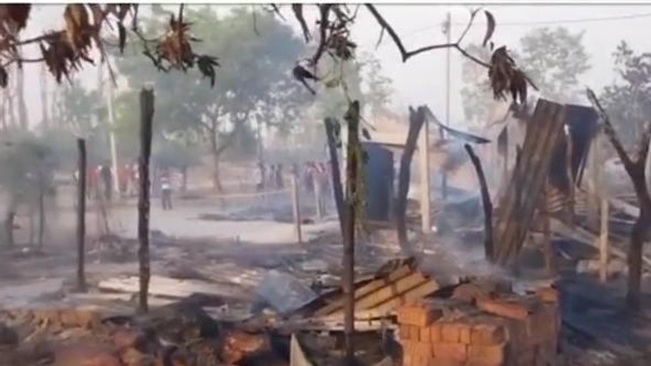 महराजगंज: गैस सिलेंडर ब्लास्ट होने से एक दर्जन घरों में लगी आग, मची अफरा तफरी