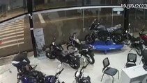 Homem tenta furtar loja de motos mas é surpreendido por policiais que passavam em frente ao local