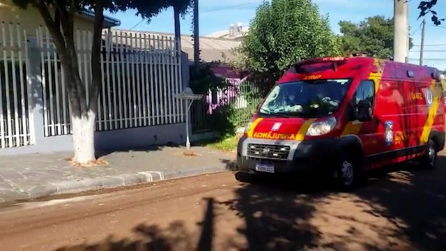 Durante limpeza em telhado, homem sofre queda e fica ferido