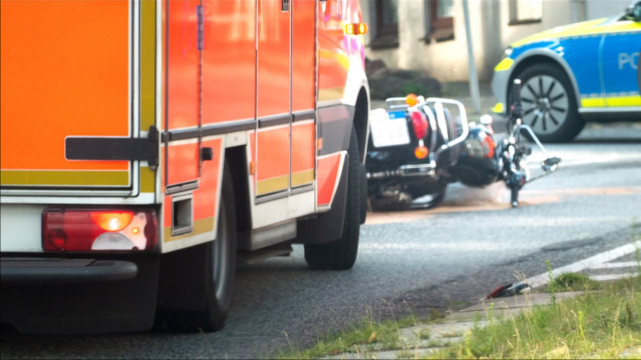 Motorradfahrer stirbt nach Kollision mit Traktor