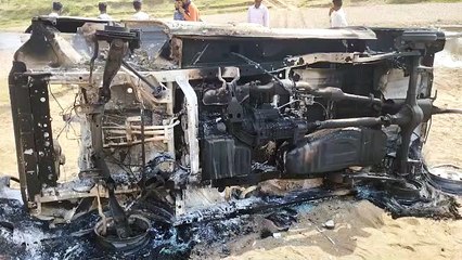 Скачать видео: The car was stolen at night, taken to the river bank and burnt, police is investigating