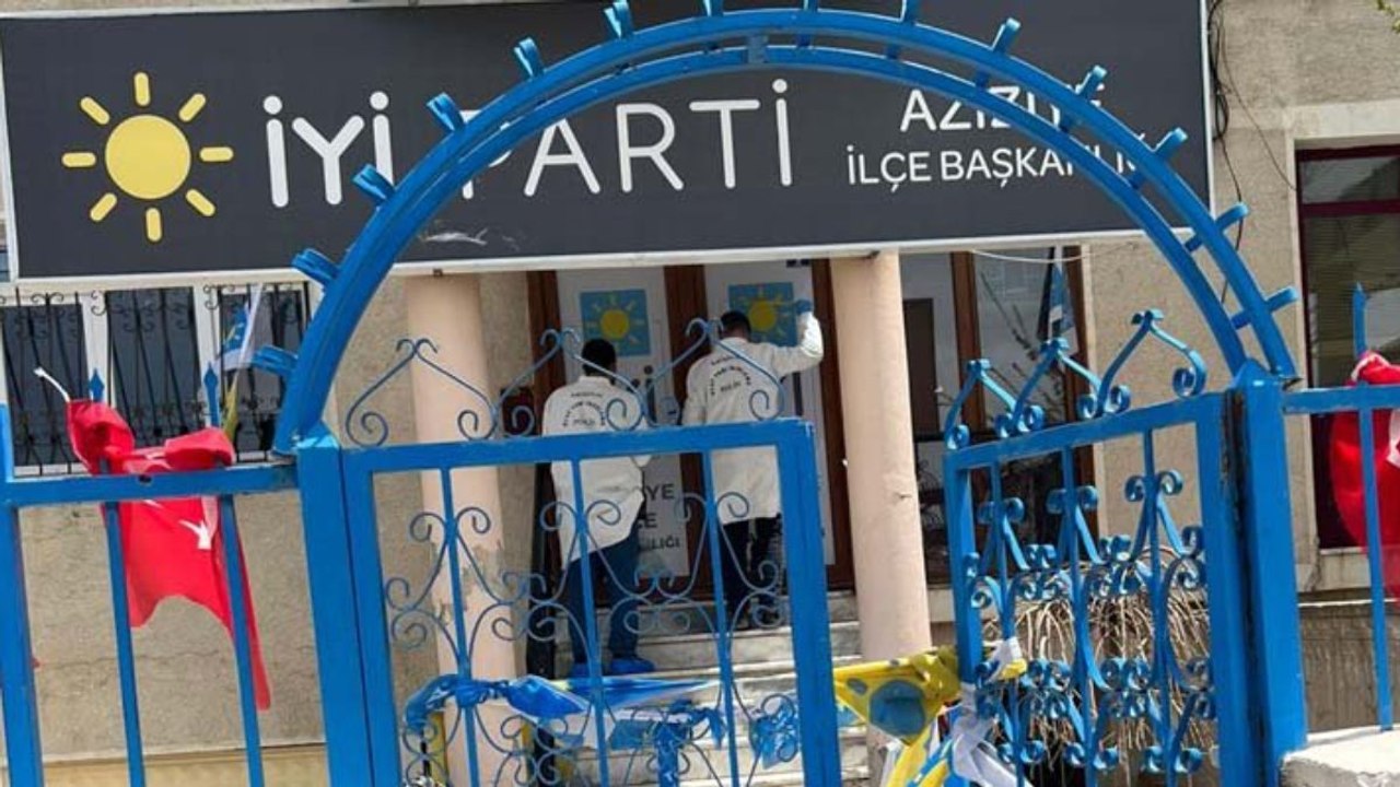 İYİ Parti ilçe başkanlığına taşlı saldırı: Camları kırıp bayrakları parçaladılar