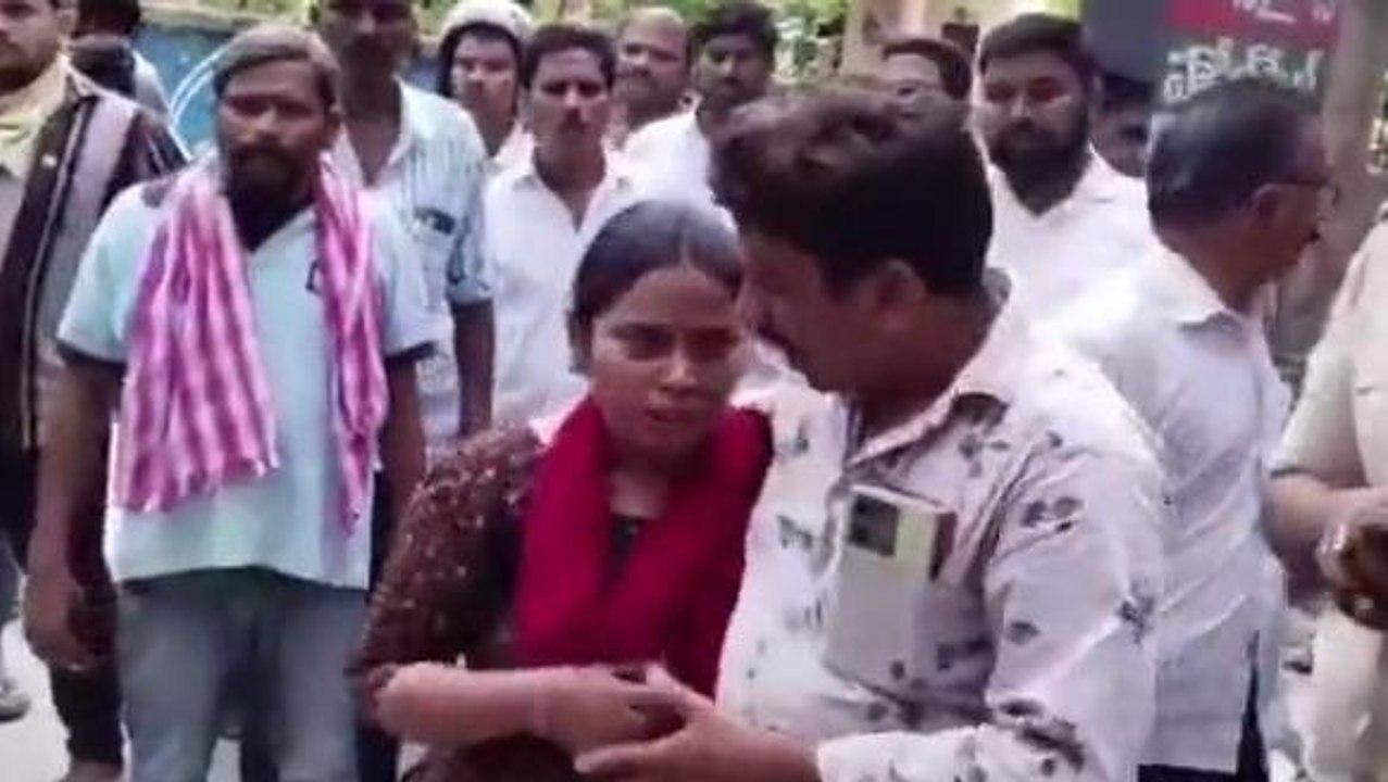 పట్ట పగలే మహిళ దారుణ హత్య.. భూతగాదాలే ప్రధాన కారణం