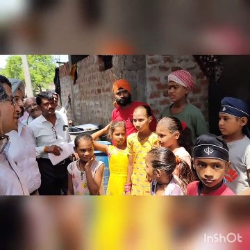 अनूठी पहल: कलेक्टर-एसपी खुद बस्ती में पहुंचे, अपने हाथों से 8 बच्चों का स्कूल में कराया दाखिला