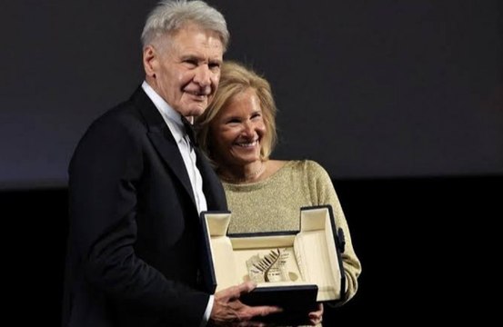 Harrison Ford 5 dakika ayakta alkışlandığı ödül töreninde gözyaşlarını tutamadı!