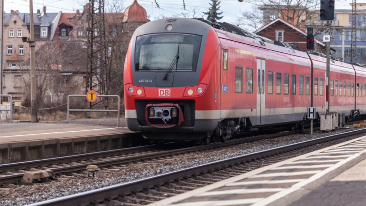 Backnang: mann springt auf fahrende bahn