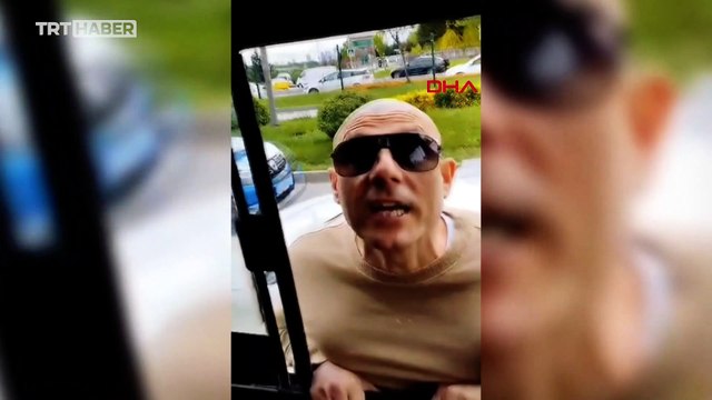 'Babamı duraktan niye almadın' diyerek otobüsün önünü kesti