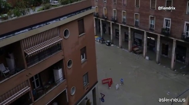 Maltempo, auto e camion bloccati nelle strade allagate a Bologna