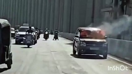 SURAT VIDEO/ ब्रिज पर चलती कार में लगी आग