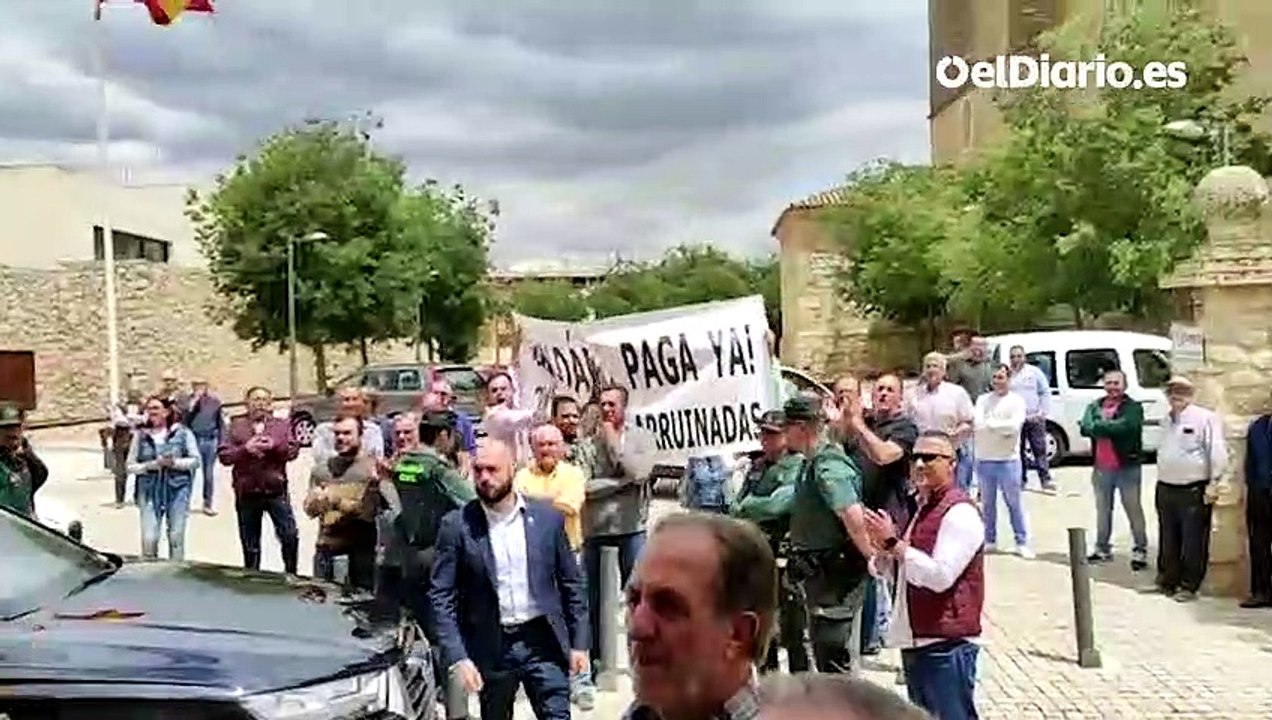 Agricultores protestan por las deudas de la familia de una candidata del PP en un mitin con Aznar