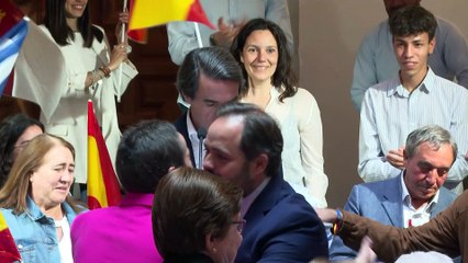 Núñez llega al ecuador de campaña junto a Aznar y abogando por un cambio a un gobierno del PP