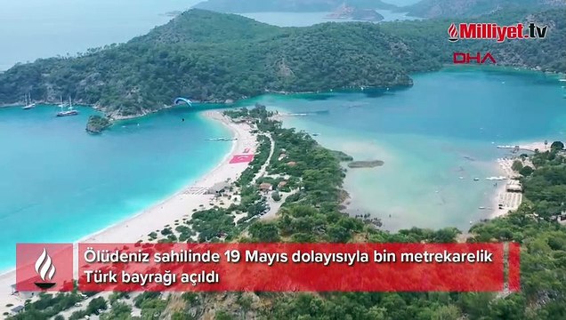 Sahilde bin metrekarelik bayrak açıp, su altında resim sergilediler