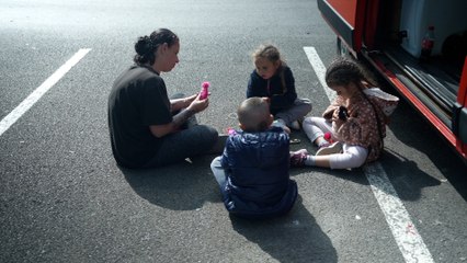 Faute de logement, cette famille avec 5 enfants vit dans un camping-car sur le parking d'un Intermarché