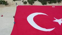 Ölüdeniz Kumburnu sahilinde dev Türk bayrağı açıldı