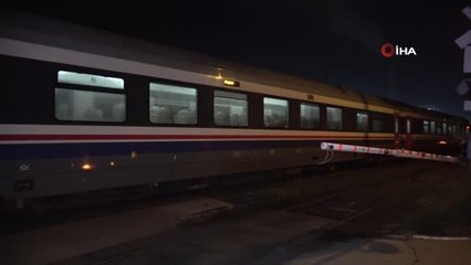 Yolcu treni hemzemin geçitte otomobili biçti