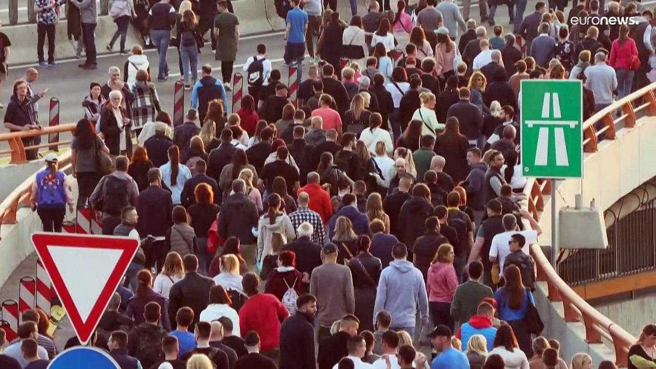 عشرات الآلاف يتظاهرون في صربيا ضد تصاعد موجة العنف