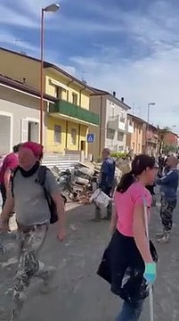 Tra fatica e orgoglio si spala il fango, si canta. E Romagna mia diventa virale