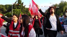 Kuşadası'nda 19 Mayıs coşkusu Derya Uluğ konseriyle zirveye çıktı