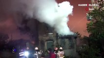 Fatih'te evsizlerin yaşadığı metruk binada yangın! Alevler geceyi aydınlattı