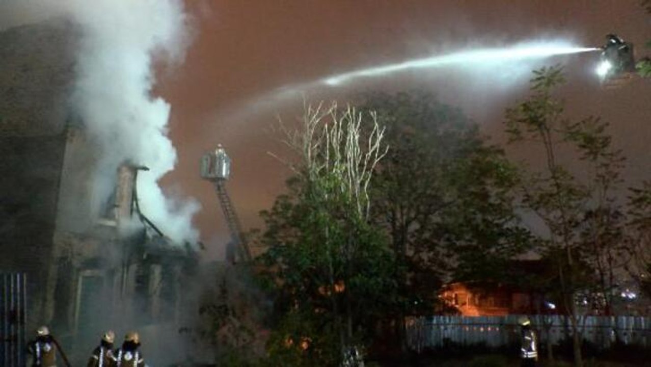 Fatih'te metruk binada yangın çıktı; 2 yavru kedi ve 1 köpek kurtarıldı