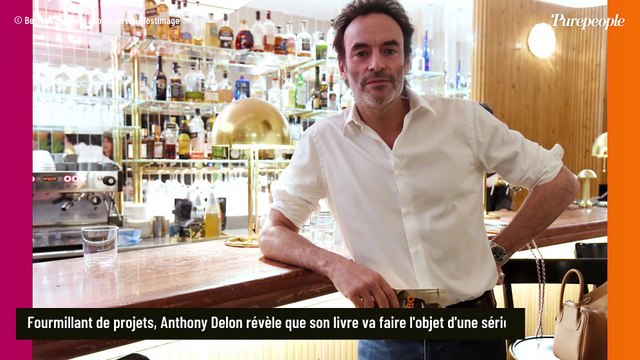 Delon par... Delon : Anthony, très séduisant en costume clair et ému, pose son regard sur Alain