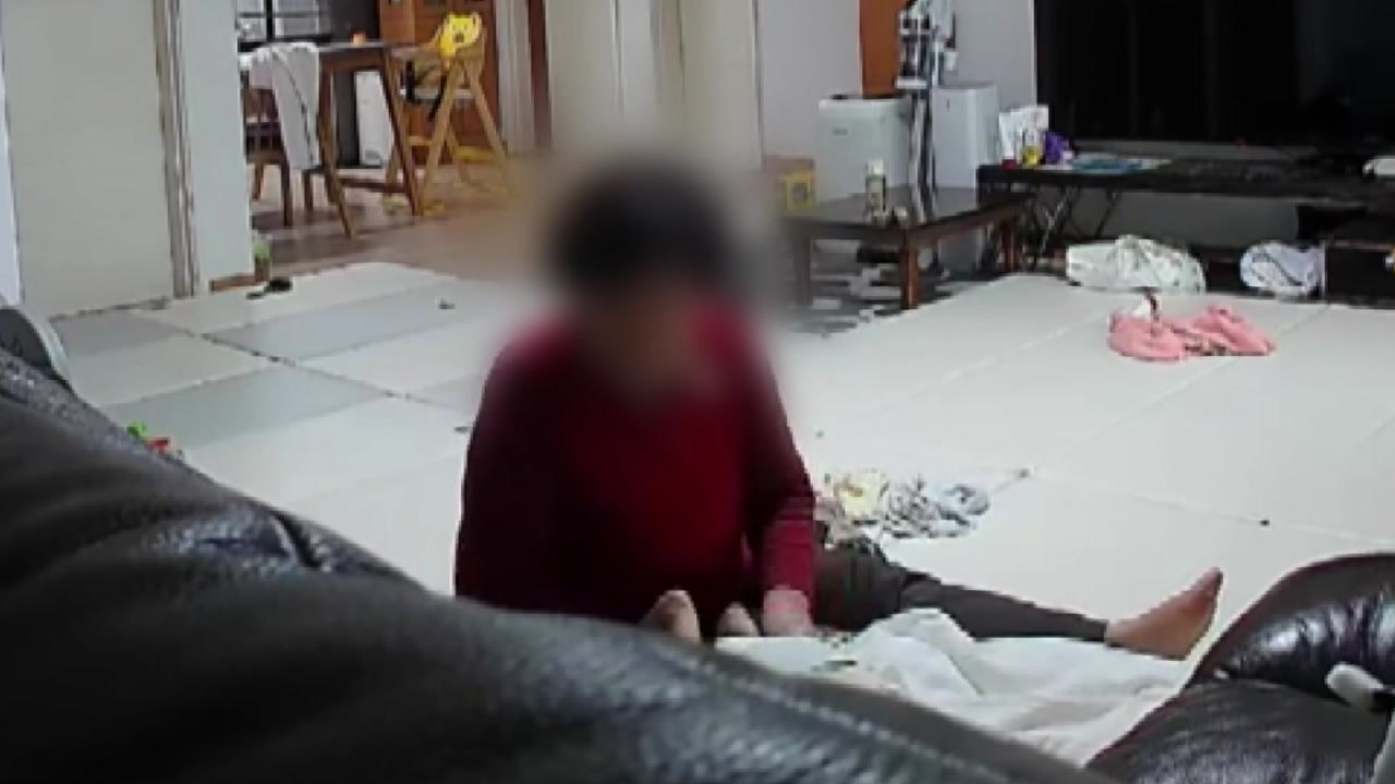 [단독] "지자체 소속 돌보미가 15개월 아이 학대"...경찰 수사 착수 / YTN