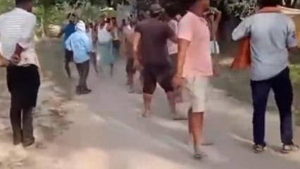 वाराणसी के इस इलाके में बवाल, लहराए गए असलहे; देखिए वायरल वीडियो