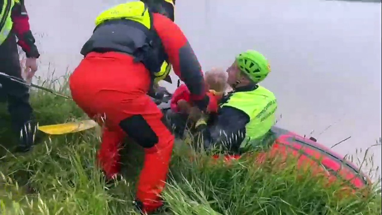 Alluvione Emilia Romagna, in canoa per salvare il piccolo Emanuele - Video