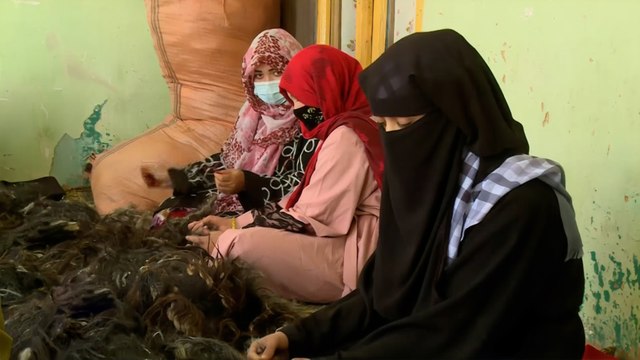 أفغانستان.. إقبال الفتيات على العمل في حياكة السجاد