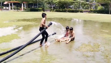 Video: गर्मी से बचाव के लिए बच्चों की पानी में मटरगश्ती..