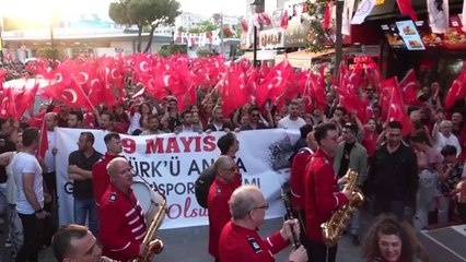 Karşıyaka 19 Mayıs'ta Gelincik Tarlasına Dönüştü