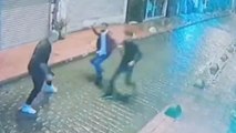 Beyoğlu'nda dehşet anları kamerada... Pala ile turiste saldırdılar
