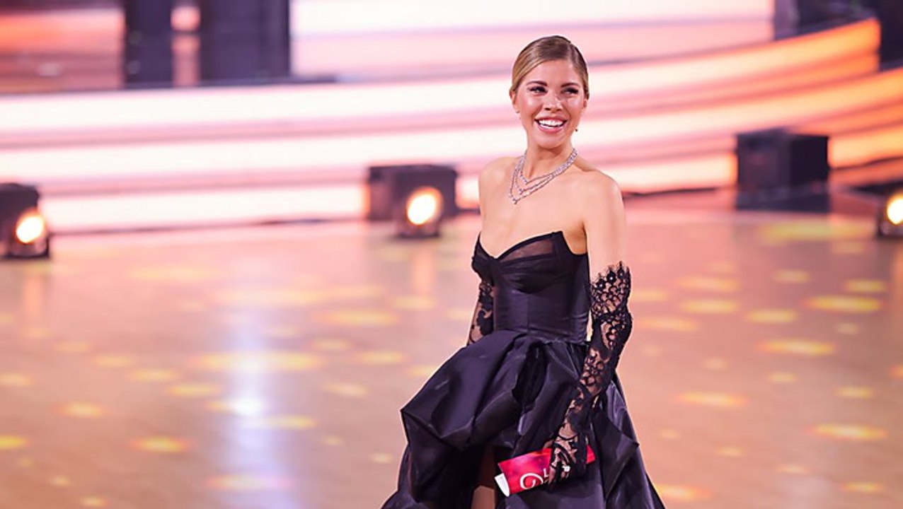 Victoria Swarovski als sexy Vamp - mit mega Dekolleté