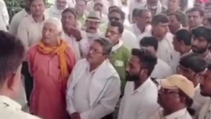 रीवा: पटवारियों ने कलेक्ट्रेट का घेराव, रखी प्रशासन के सामने अपनी मांग