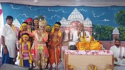 下载视频: कथा में धूमधाम से की गोवर्धन पूजा, सजीव झांकियों ने मोहा मन