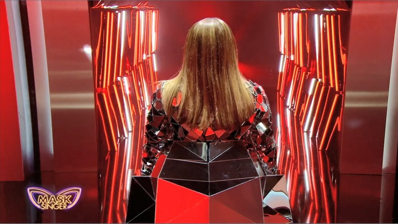 Mask Singer 2023 Camille Combal donne le nom de la star internationale sans attendre le démasquage